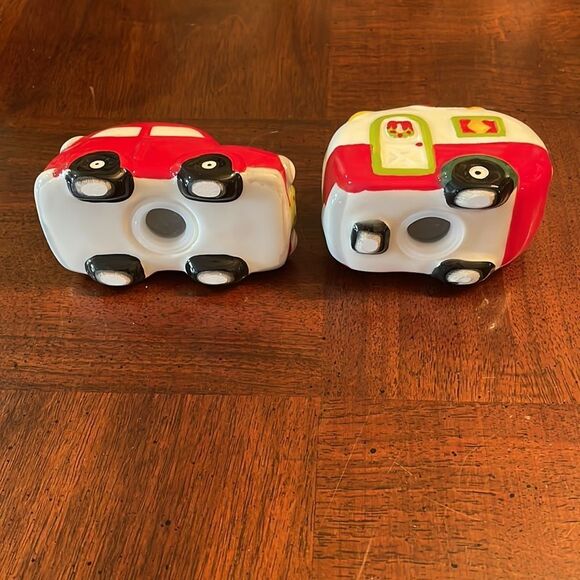 Holiday Car and Camper Salt & Pepper Shakers New - Picture 4 of 5